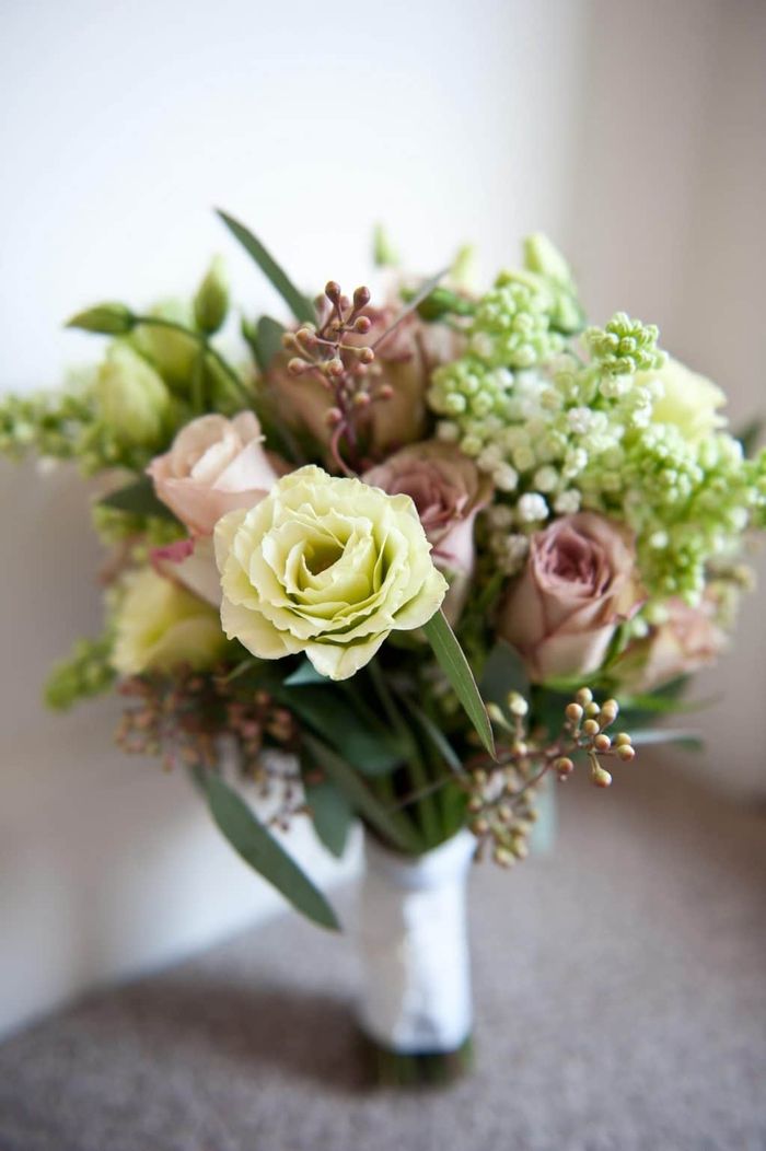 Bruids boeketwijnoogst met roze en witte rozen verschillende decoratie van installaties