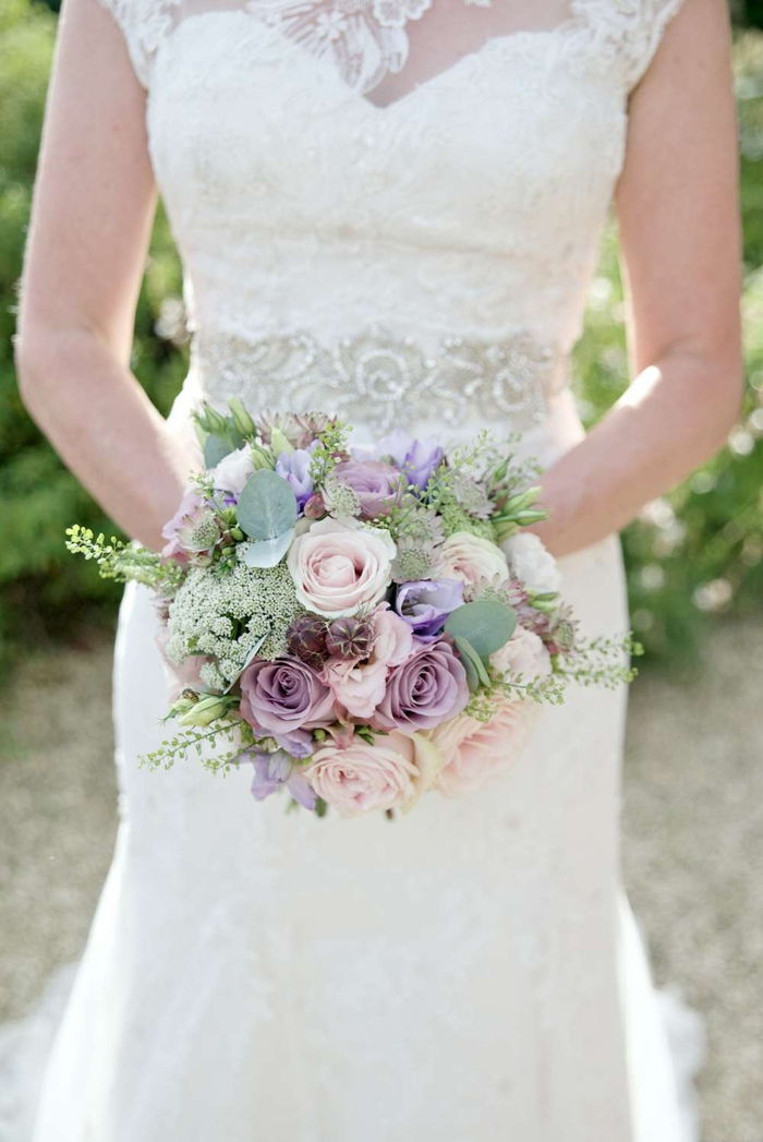 roze en paarse bloemen, groene accenten trouwjurk met zilveren kant