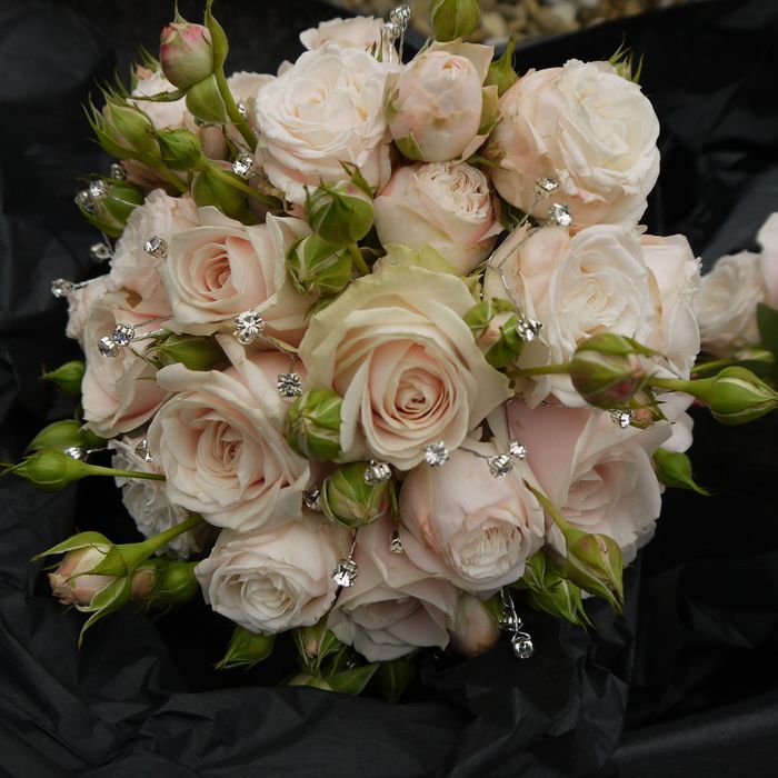 roze rozen in verschillende groeifasen en zilveren decoratie - bruidsboeketwijnoogst