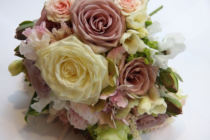 gele en roze rozen kleine groene planten - bruidsboeket vintage