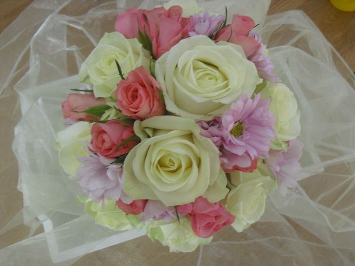 Het boeketwijnoogst van het huwelijk van gele en roze rozen en purpere bloem, witte decoratie