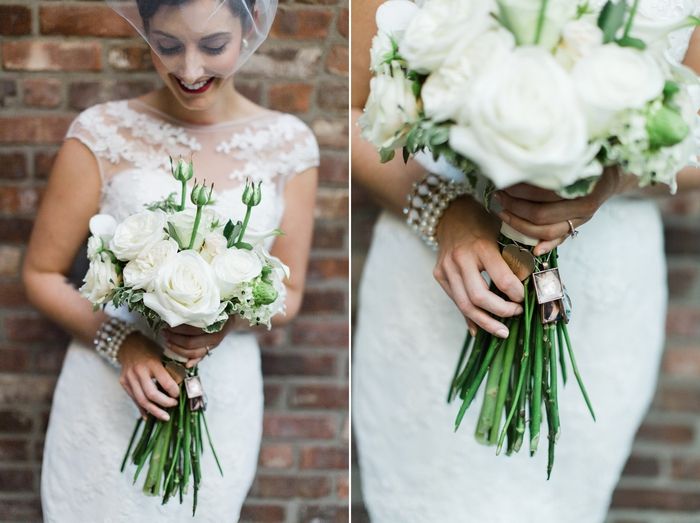 een gelukkige bruid met bruiloft boeket vintage gemaakt van witte bloemen met sieraden