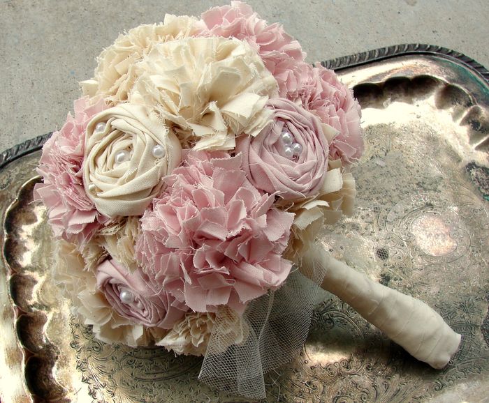 Bruiloft boeket vintage gemaakt van stof roze en beige gestikte bloemen op lade
