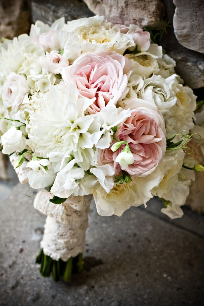 wit en roze boeket met kanten schede groen klein planten bruidsboeket zomer
