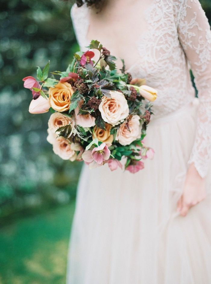 roze en gele rozen en groene bladeren, roze bruidsjurk - bruidsboeket zomer