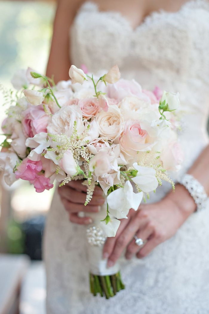 witte en roze rozen glazen kralen decoratie in verpakking - bruidsboeket zomer