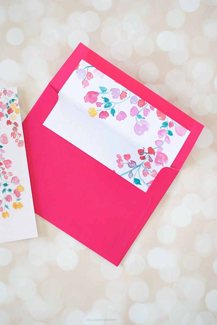 Padaryti voką - rožinio popieriaus ir gražių gėlių voką