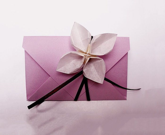 Varpių gamyba - gražus origami gėlė kaip rožinės spalvos voko ornamentas