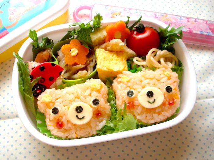 Çocuklar için öğle yemeği menüsü: garnitür olarak domates, mısır, peynir ve zeytin, havuç ve kiraz domates ile beyaz pirinç, uğur böceği ile dekorasyon