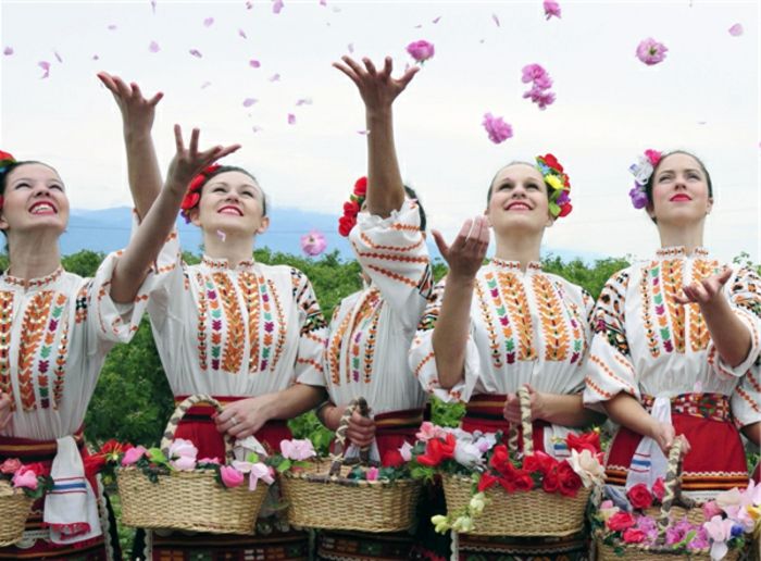 Bulgarsk-Rose-kvinner-ha-moro