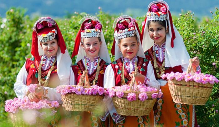 Bulgarsk-rose-mange jente-arbeid