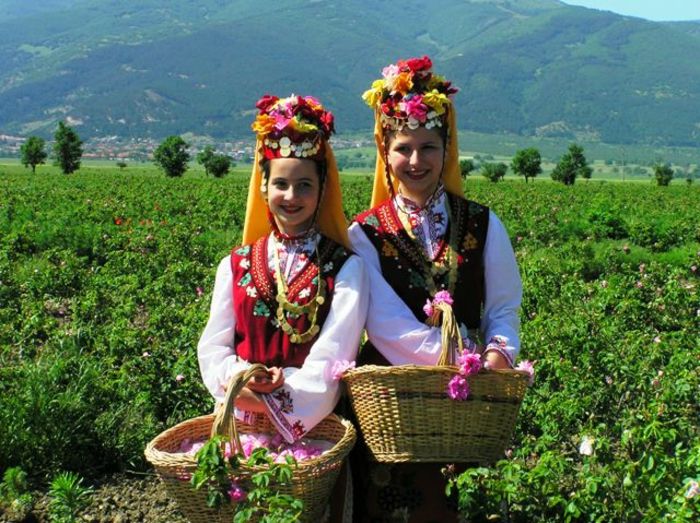 Bolgarski-Rose-dva-mladi-ženske