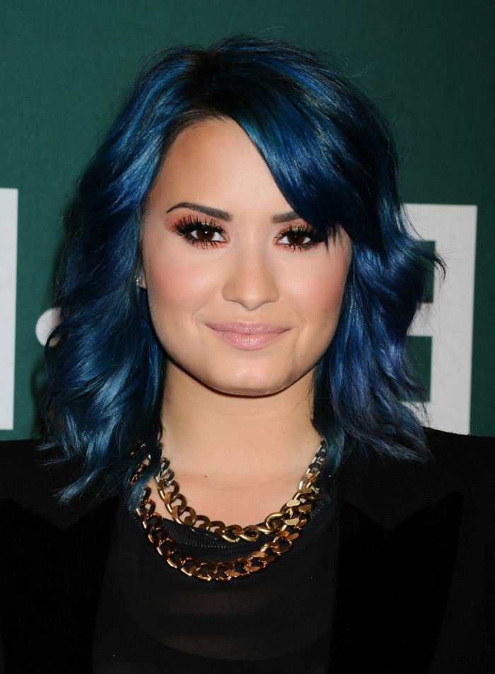 Demi Lovato s modrými vlasmi, matné pery, ružičkový broskyň a očné tiene, zlatý reťaz