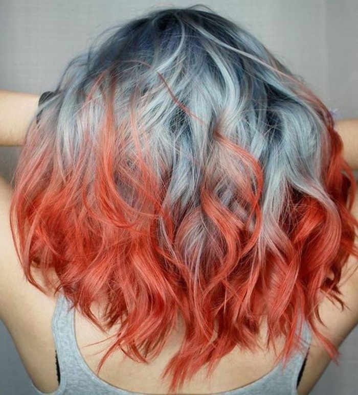 gråfärgat hår med blå reflektioner och röd-orange tips, medellångt hår i två färger - gråblå med persika tips