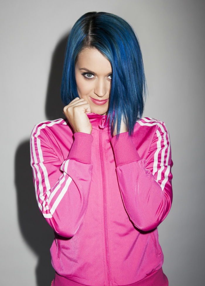 Katy Perry, modré vlasy, bob účes, ružový športový oblek, ružové pery, prírodný make-up