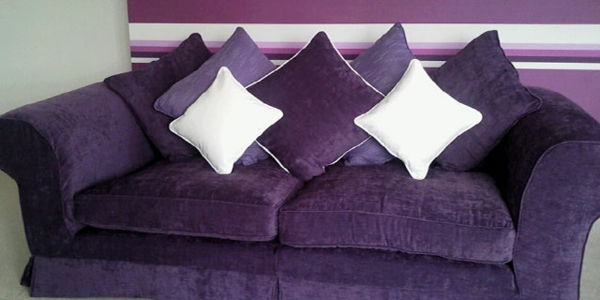 spalvinga pagalvė purpurinė ir baltos spalvos kietas modelis