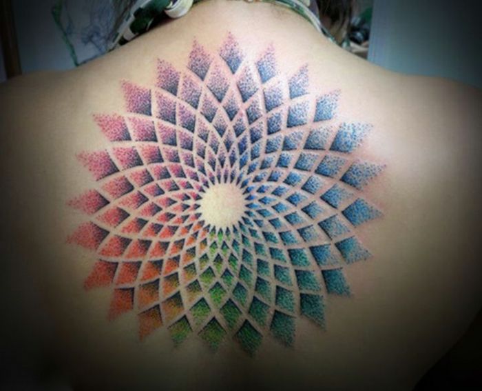färgglad ryggtatuering utan kontrast med ineinangebder löpande färger, tatuering med geometriska motiv, rhombsmotiv