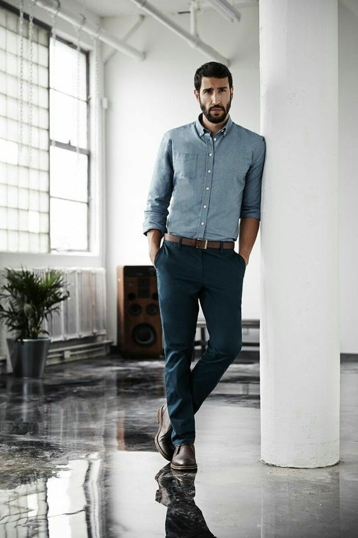 pantaloni maro inchis tricou albastru deschis albastru inchis pantofi de piele pantofi de barbat cu barba