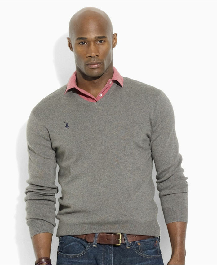 dresscode slimme casual knappe man met grijze trui roze shirt riem bruine jeans man