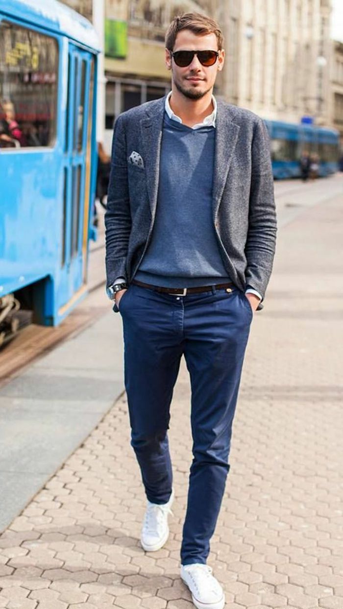 blauwe broek blauwe trui dress code casual man met blazer grijze blazer glazen outfit in de stad