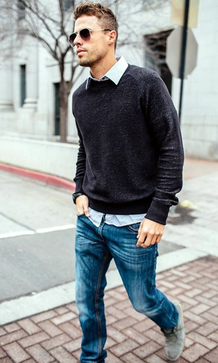 modré džínsy šedé svetre biela košeľa muž s okuliarmi ide na prechádzku v meste v trendy oblečenie