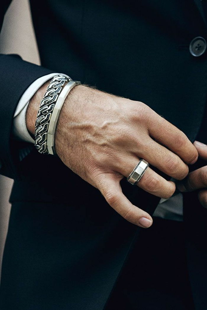 Business casual heren dragen ook snuisterijen ring en armbanden sieraden voor mannen