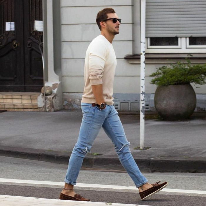 casual heren stijl stijl zandkleurige pullover lichte jeans bruine schoenen en polshorloge bril