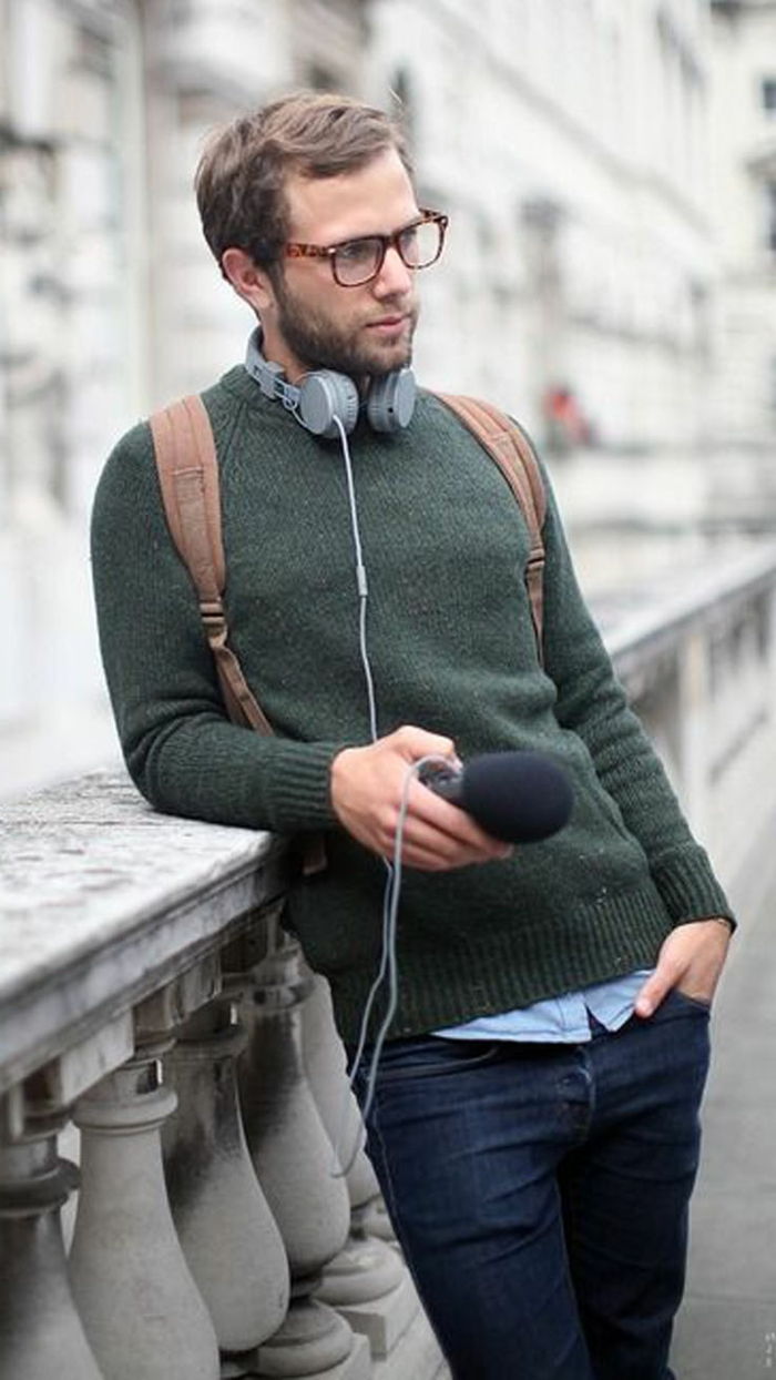 Comfortabele en geweldige look in de stad groene sweater hoofdtelefoons jeans bril kapsel maak jezelf