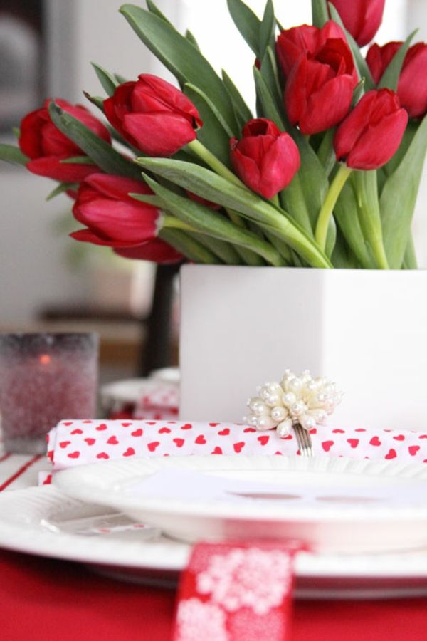 sjarmerende-bord-dekorasjon-med-rød-tulipaner-deco-ide-bord-dekorasjon med tulipaner