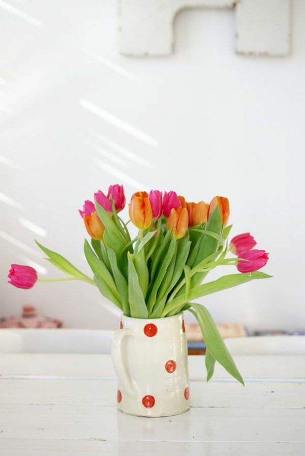 sjarmerende - bord dekorasjon-med-rosa-tulipaner-i-a-vase-bord dekorasjon med tulipaner
