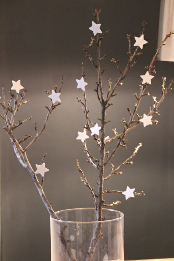 białe świąteczne dekoracje - gałęzie z małymi gwiazdkami na nim
