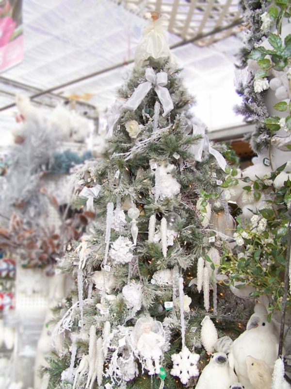białe świąteczne dekoracje - piękne grind na choinkach
