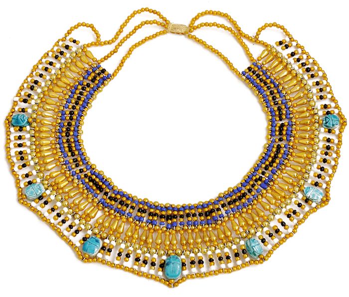 cleopatra smink är ett bra sätt att kombinera pärlor med stora smycken