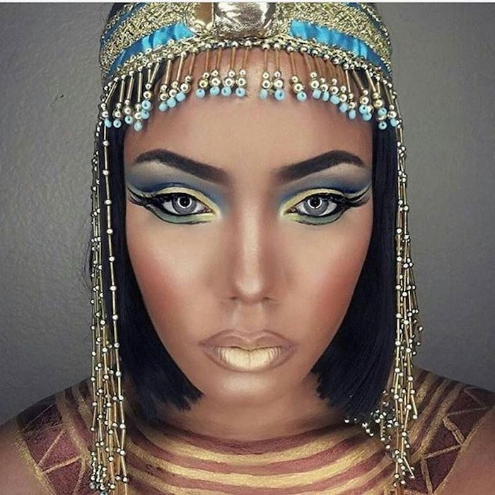 Cleopatra utgör en fest på Halloween som inspirerar smycken smink