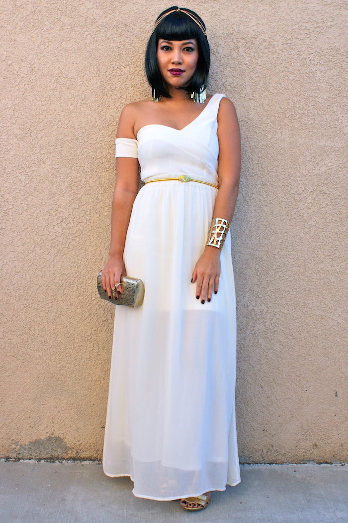cleopatra make-up lång vit klänning elegant och bekvämt guld smycken