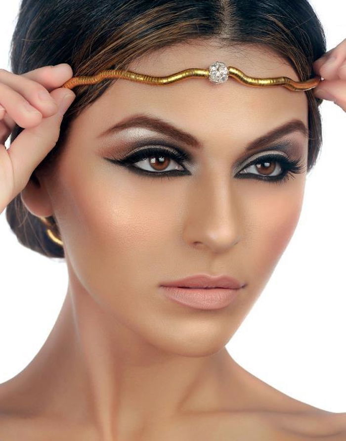 cleopatra fyller kattens ögon smink och kombinerar med bra smycken