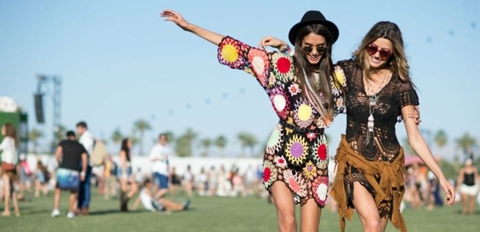 coachella módne nápady pre dievčatá dve ženy priateľky sa zabávajú na festivale farebné šaty