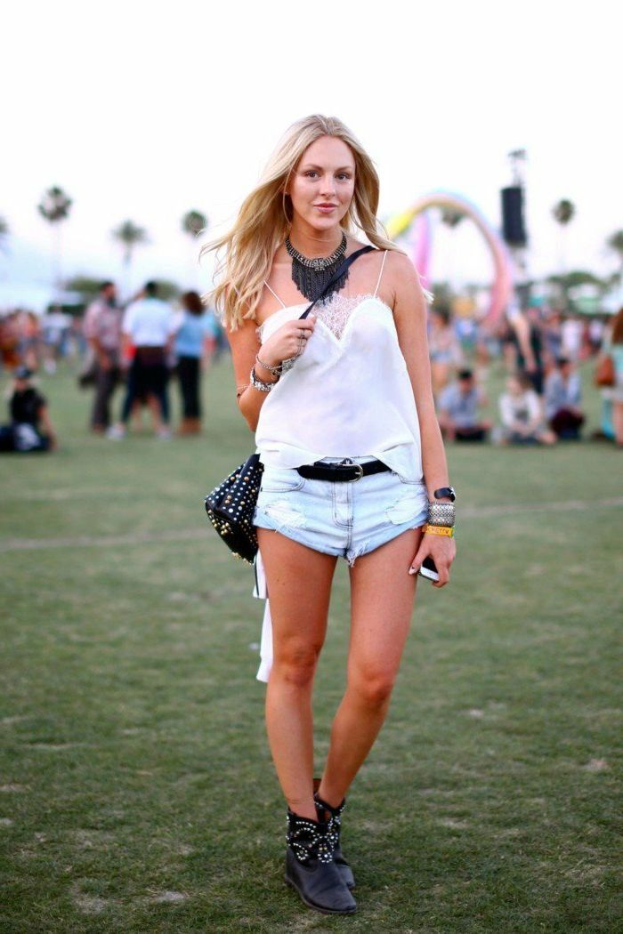 Hippie Festival Outfits Biela farba je obzvlášť populárna v horúcich dňoch bielych top šortky