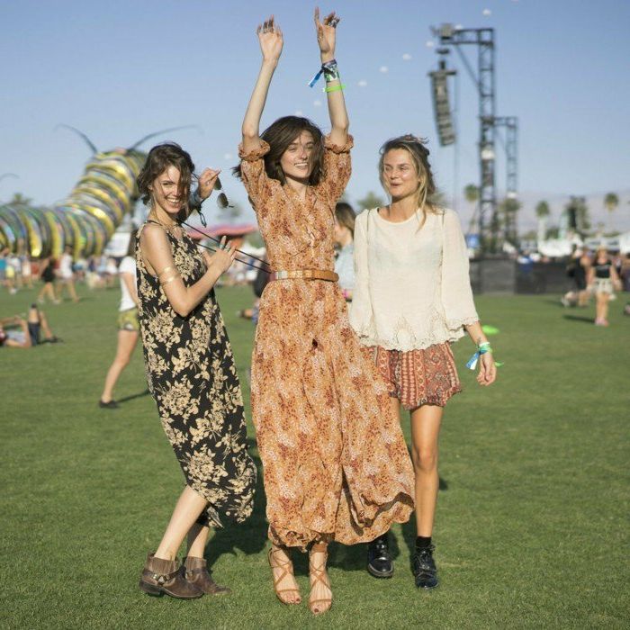 hippie festival oblečenie šťastné ženy baviť sa na ienem festival dlhé šaty dobrá nálada
