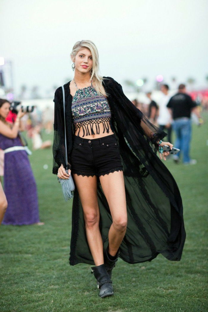 hippie festival oblečenie krátke nohavice top blond vlasy veľké účes nápady čierne oblečenie