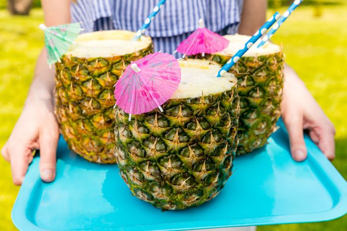 Çekici kokteyller için tarifler, kokteyl şemsiye ile ananas, yaz partileri için serin fikirler