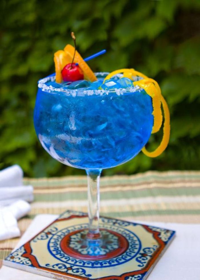 & quot; Blue Margarita & quot; serin kokteyller için tuz ve çok fazla dondurma ile tarifler yapın