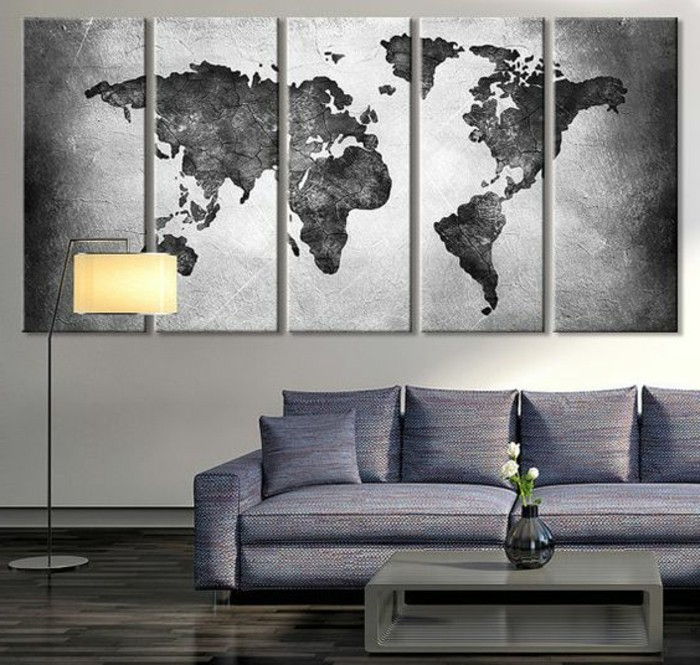 kolaj dünya haritası-tuval-gri-mor kanepe ahşap zemin-masa vazo-lamba