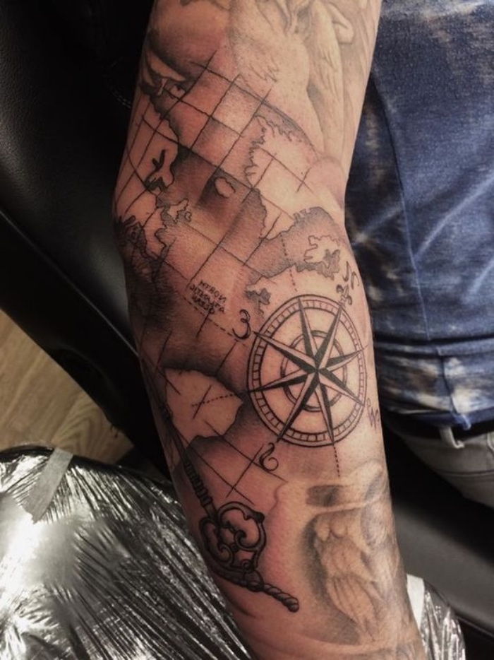 pasaulis ir puiki kompaso idėja labai gražiam kompaso tatuiruotės rankoje