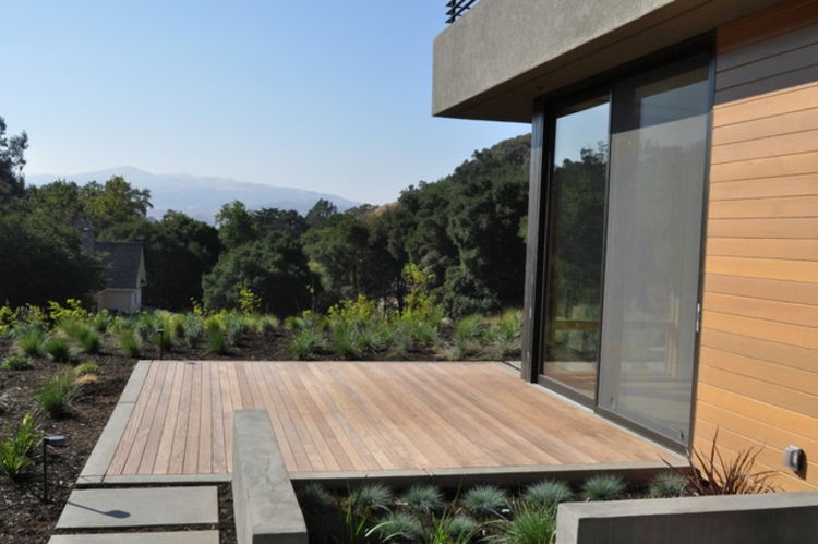 edel-spesielt-chic-unike-moderne-bare-ny fin-tre-terrasse-med-små-buskete-gress-som-aksenter