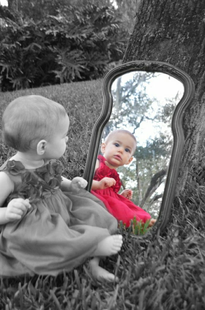 imagens frescas do bebê preto e branco cor espelho de reflexão