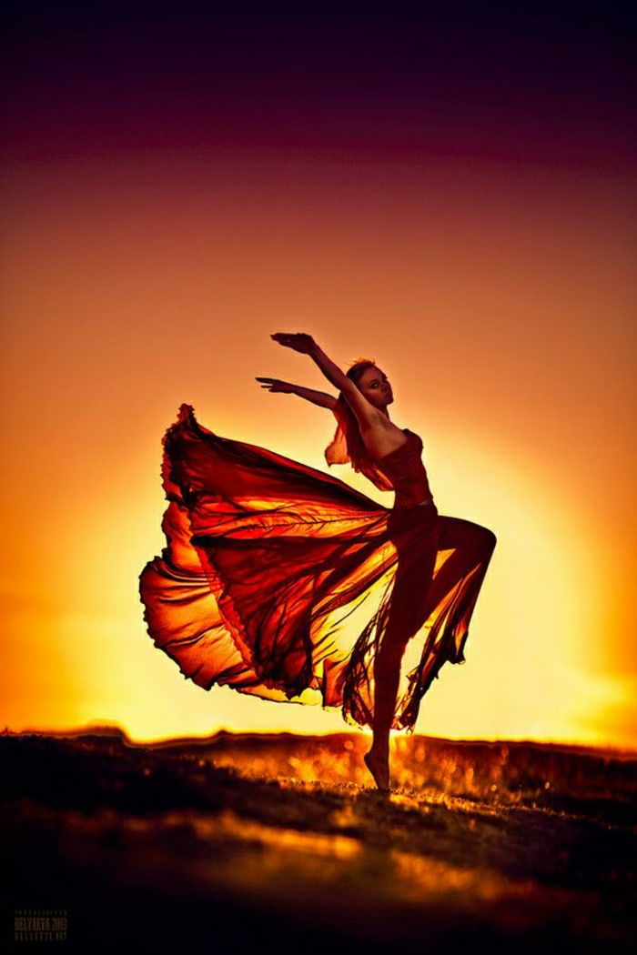 imagens frescas Mulheres vestido vermelho do sol Dança