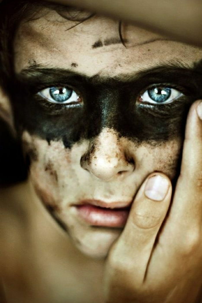 imagens frescas menino-azul-olhos-preta maquiagem