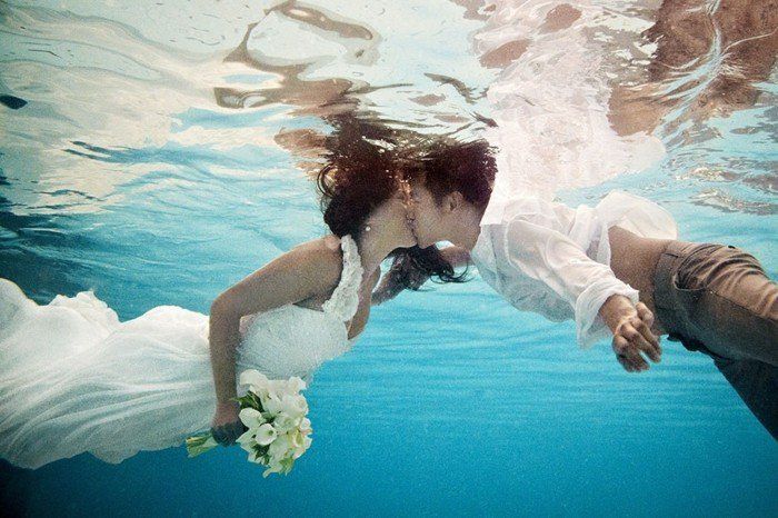 kul poročne fotografije ideje poljub pod-the-voda