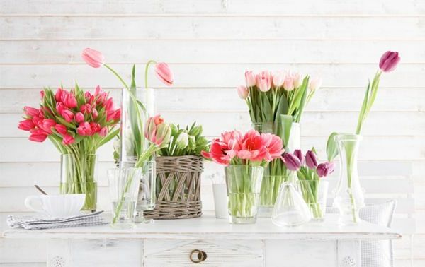 kult bord dekorasjon med fargerike-tulipaner